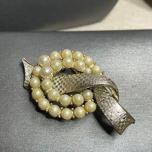 Coro Pegasus Gold Ribbon Tiered Pearl Circle 1940’s Brooch beautiful.